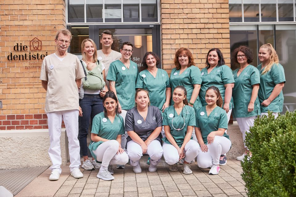 Das Team der dentistei vor der Praxis