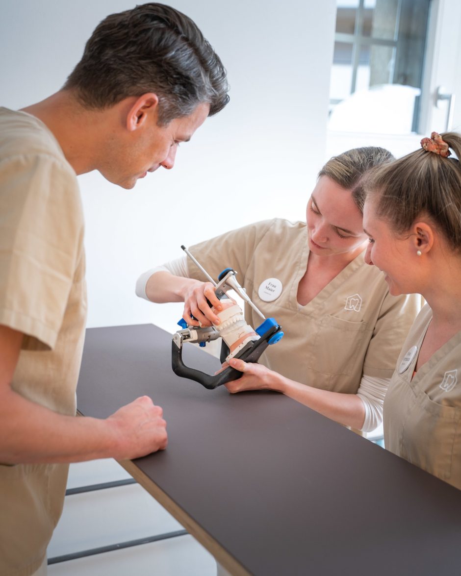 Detailarbeit in der Zahntechnik